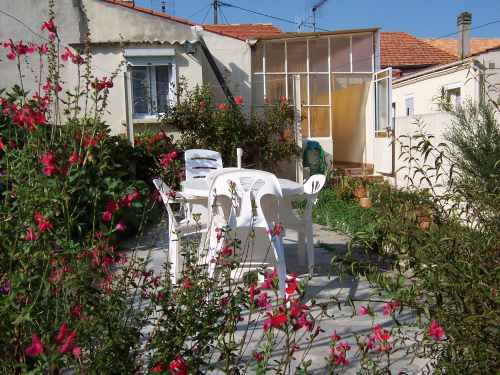 La Rochelle Maison de vacances 2** tourisme 73 m2, centre ville, calme, proche gare (5mn) et thermes, jardin clos, v�randa, animaux accept�s
