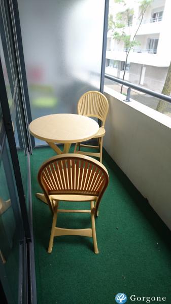 Balcon- table et fauteuils.